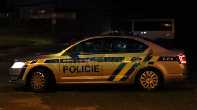 Řidič přehlédl ležícího muže na silnici