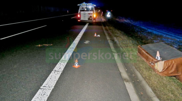 Autem naboural do pohovky odhozené u krajnice