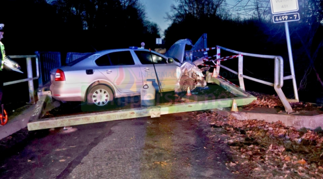 Opilý řidič nezvládl přejet přes most