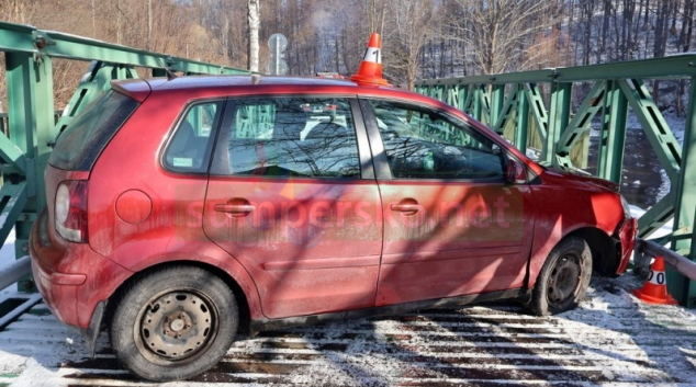 Řidička na ujetém sněhu dostala smyk