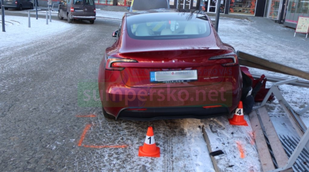 Řidička nabourala lavičky