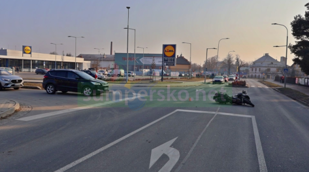 Řidička nedala přednost motorkářce