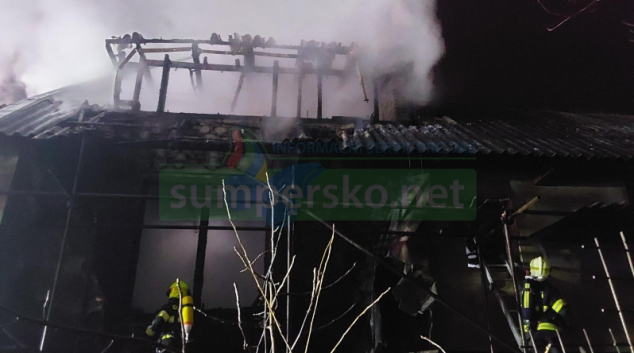 Šest jednotek hasičů likvidovalo požár rodinného domu