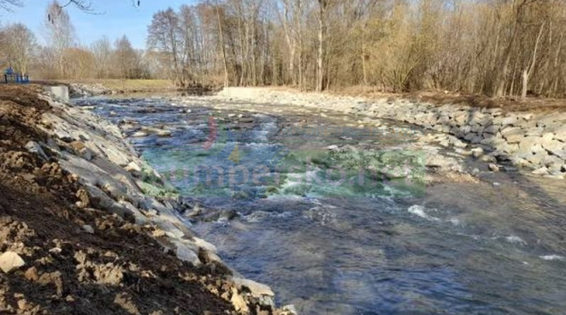 Práce na přestavbě jezu Zvole