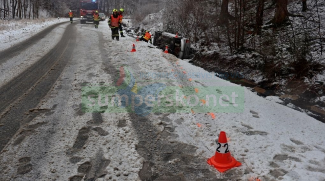 Řidička podcenila rychlost na zasněžené silnici