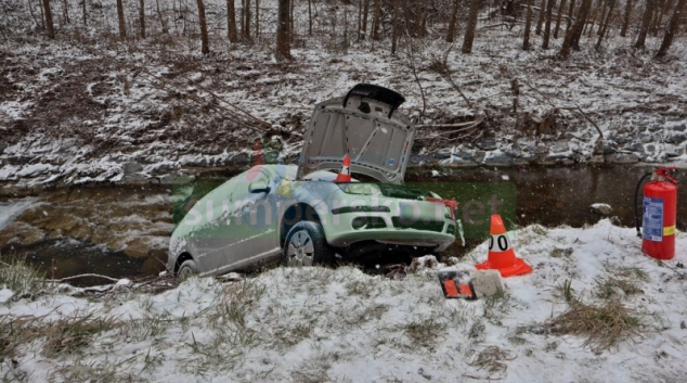 Řidička sjela s autem do řeky