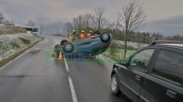 Řidička s autem skončila na střeše