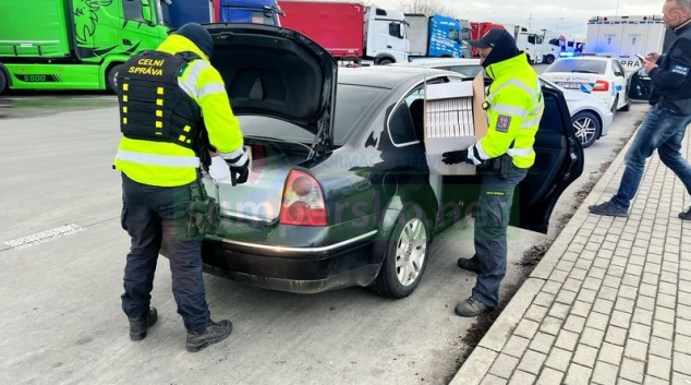 Cizinec pašoval přes Olomoucký kraj 120 tisíc cigaret