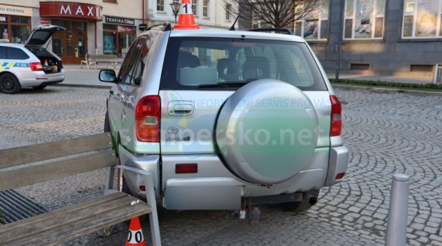 Auto v Jeseníku se samo rozjelo