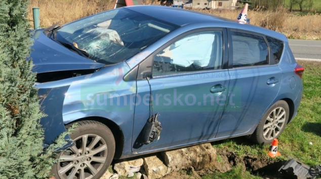 Řidička narazila do oplocení domu