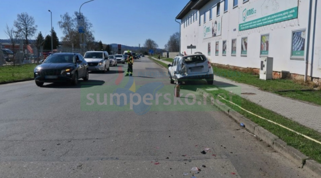 Opel narazil v Šumperku do Dacie