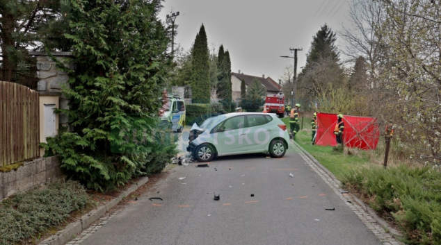 Řidič čelně narazil do kamenné zdi