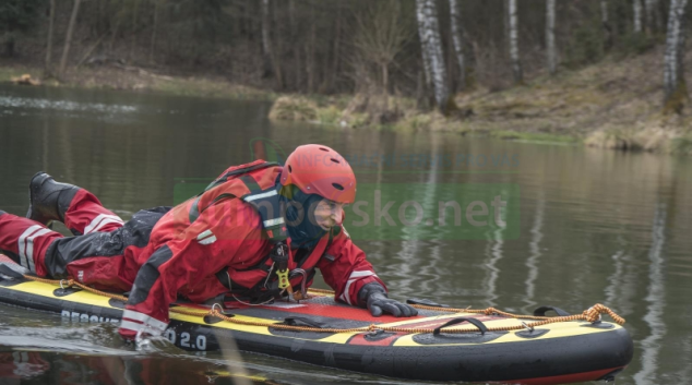 Jak zachraňovat s paddleboardem na stojaté vodě?