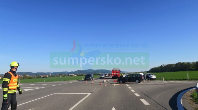 Střet vozidel na křižovatce v Chromči