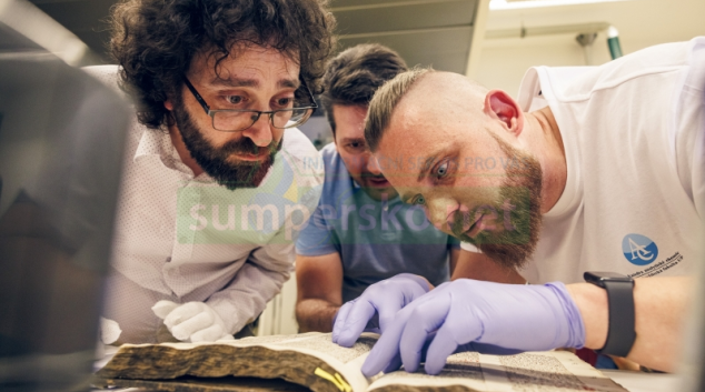 Skvrny na středověkých lékařských knihách