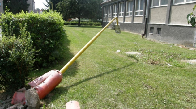 Řidič v Šumperku od nehody ujel. Zůstal po něm zničený sloup před školou.