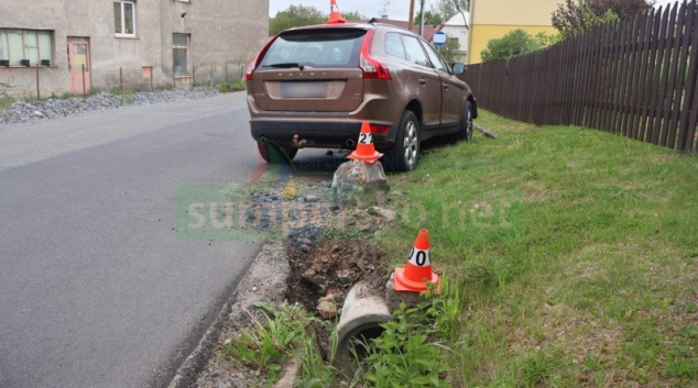 Chvíle nepozornosti za volantem řidičku přišla na sto tisíc