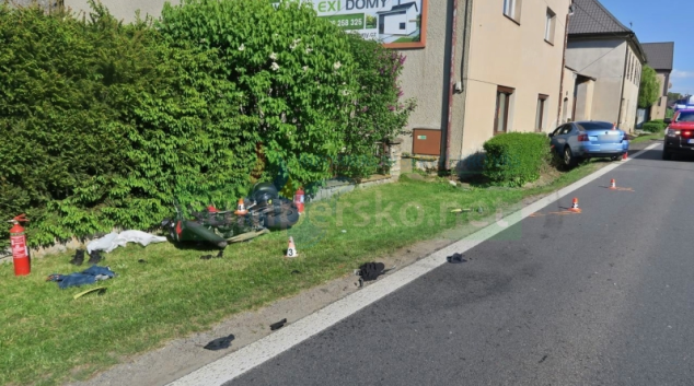 Střet auta s motorkou v Libivé