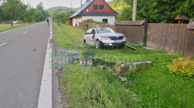 Řidič čelně narazil do betonového mostku