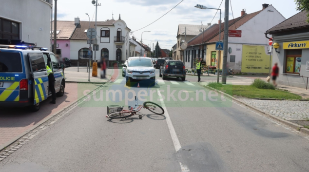 Srazil chodkyni na přechodu