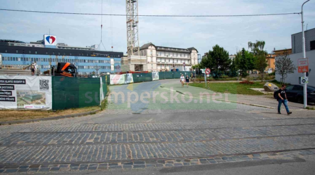 Výstavba pavilonu B dočasně uzavře frekventovanou komunikaci v areálu FN Olomouc