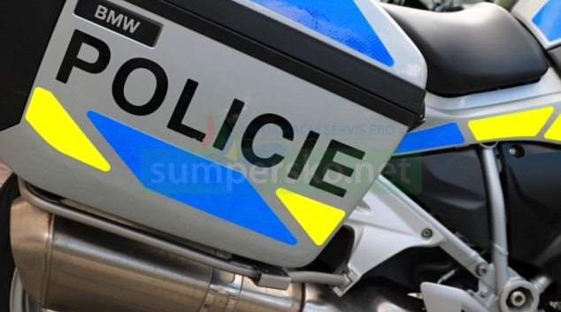 Jezdec na elektrokoloběžce v Hanušovicích