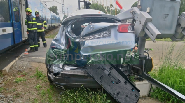 Auto zůstalo uvězněné mezi závorami v Šumperku