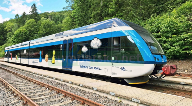 Barevná jednotka Stadler pokračuje v jízdě na Jesenicku