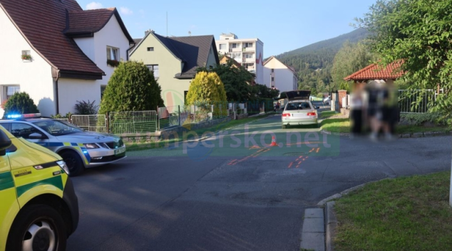 Chodec se sluchátky na uších vstoupil před auto