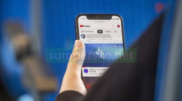 Zkušební provoz satelitního internetu Starlink ve vlaku