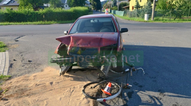Narazil do auta a smetl i cyklistu