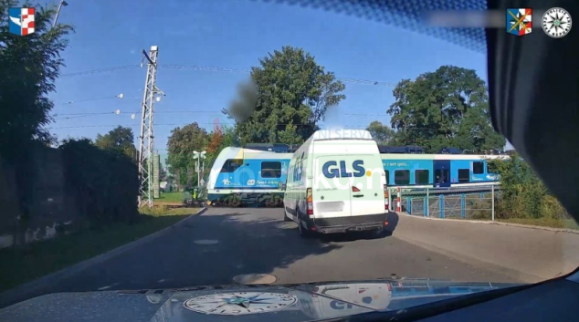 Ujížděl policistům – smetl ho vlak