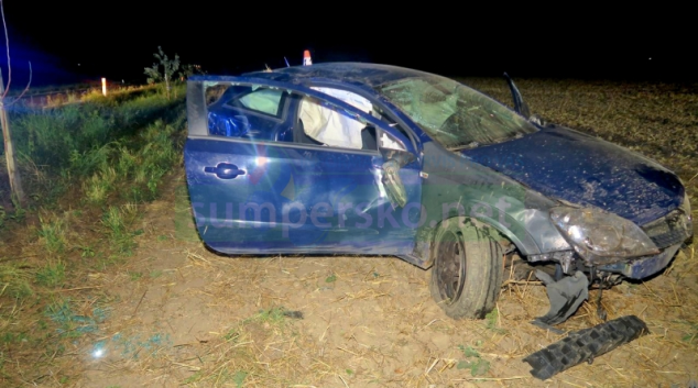 Řidič otočil auto přes střechu