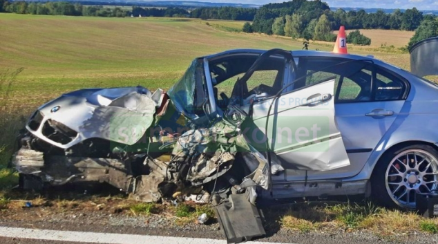 Rychlá jízda skončila nárazem do stromu