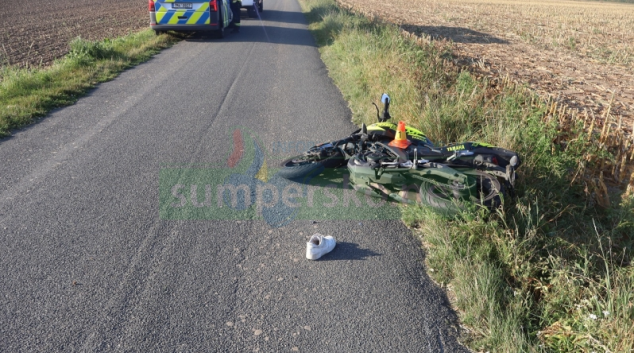 Spadl s motorkou na silnici