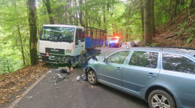 Auto u Bušína najelo do protisměru