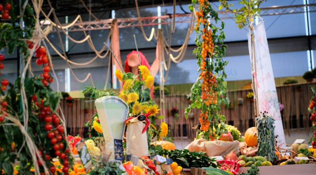 Oslava v zahradě plné podzimní hojnosti