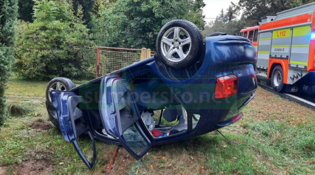 Auto ve Velkých Losinách skončilo na střeše