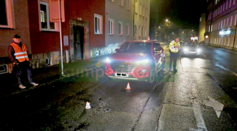 Žena v Šumperku přecházela silnici mimo přechod