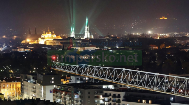 VIDEO: Hasiči-lezci zachránili při výcviku muže z jeřábu
