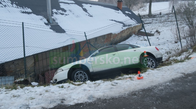 Auto v Šumperku sjelo do příkopu