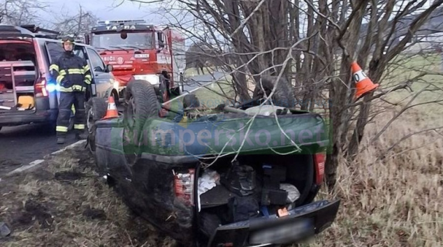 Řidič na Jesenicku se s autem převrátil na střechu