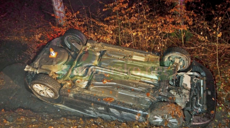 Auto u Rohle skončilo na střeše