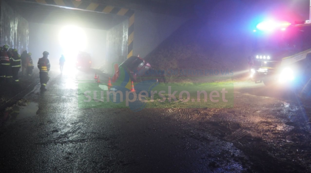 Řidička narazila do konstrukce mostu