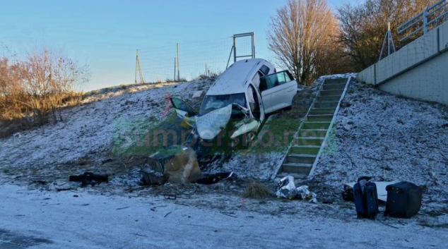 Havarované auto zůstalo zaklíněné ve srázu