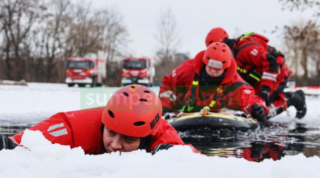 FOTO: Při záchraně tonoucího z ledové vody pomůže paddleboard