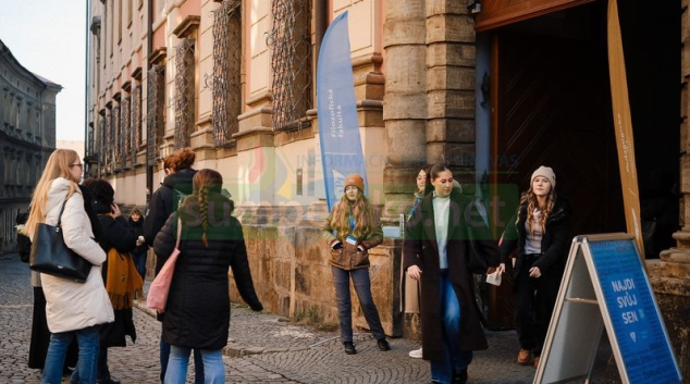 Návštěvníky sveze autobus a zahřeje punč