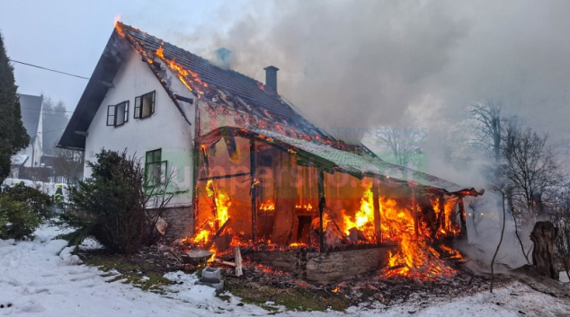 Hasiči zasahovali u požáru chaty v Podlesí