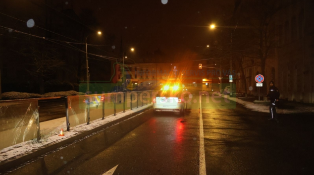 Opilý řidič nacouval do zastávky