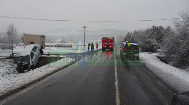 Kolize na zasněžené silnici a nehoda opilého řidiče
